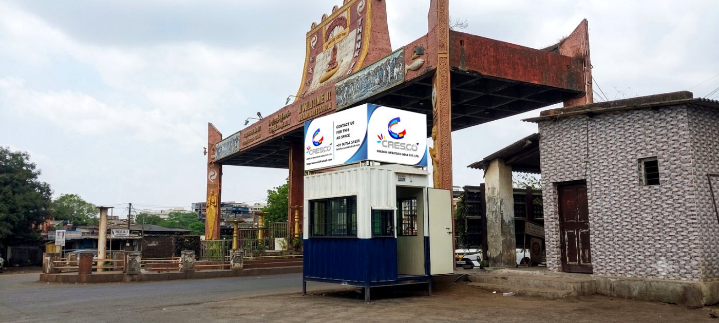 A Cresco kiosk holding a junction in daylight